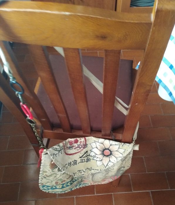 Várias carteiras e fivelas.