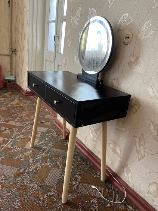 Стіл для макіяжу, туалетний стіл