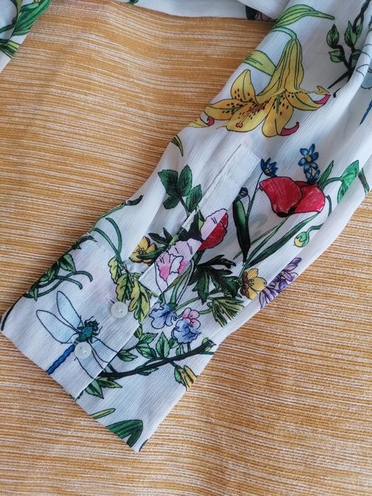Camisa padrão floral com folhos