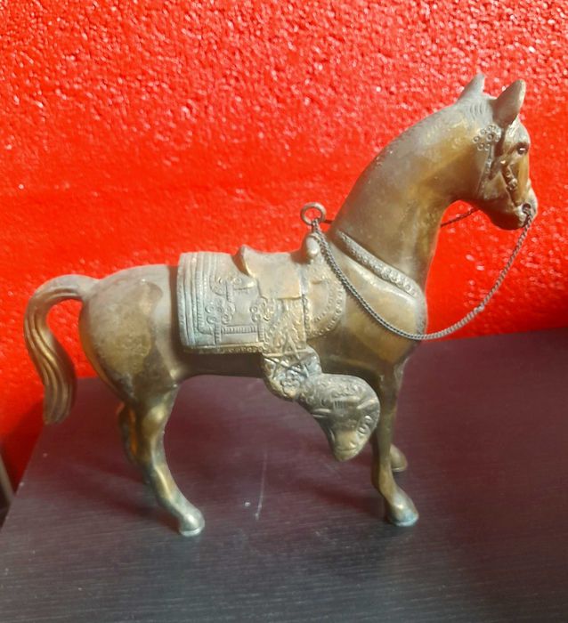 Cavalo latão maciço antigo