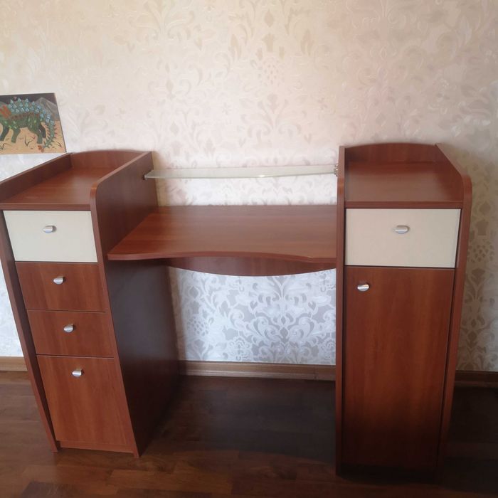 Косметичний дерев'яний стіл з шухлядами і скляною поличкою