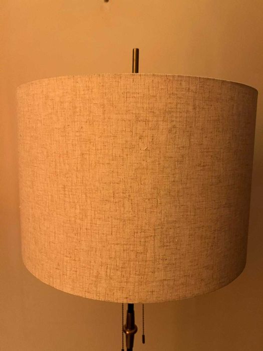 Candeeiro de pé italiano em ferro e latão dos anos 50.