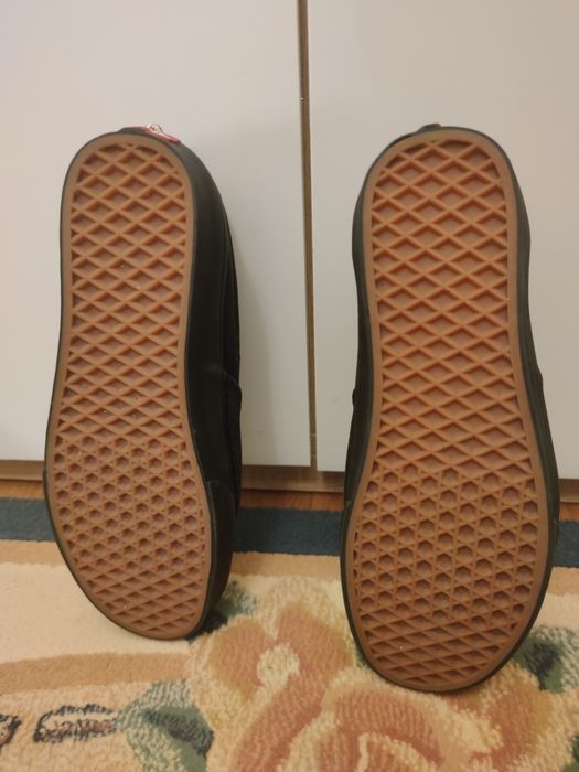 Tênis Vans Authentic (All Black / Sola Gum)
