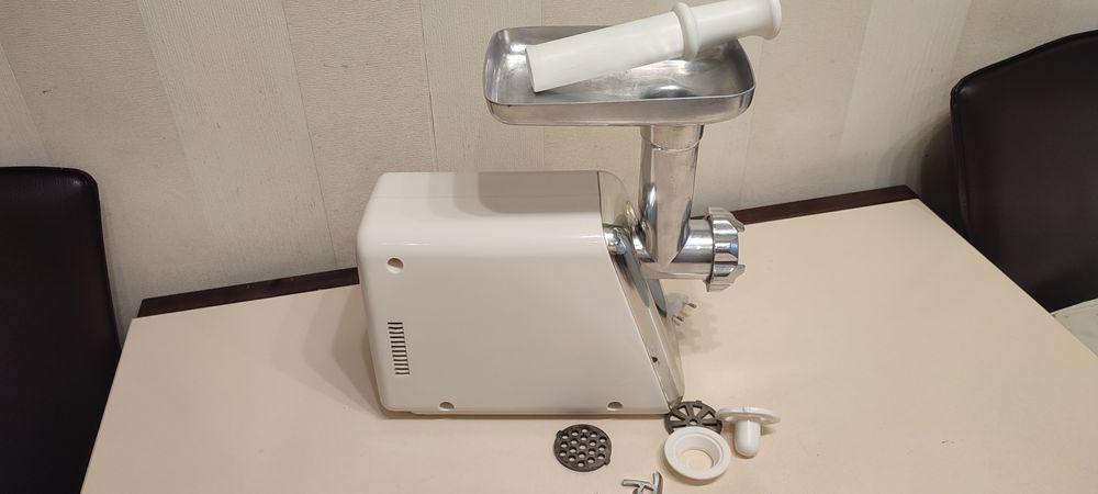 Потужна електрична м'ясорубка Kenwood KNG 762