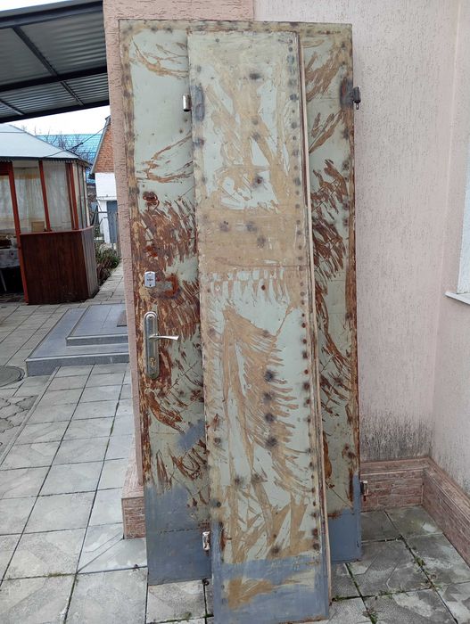 продам металеві двері з коробкою