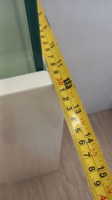 Floreira moderna em madeira lacada e cubo de vidro