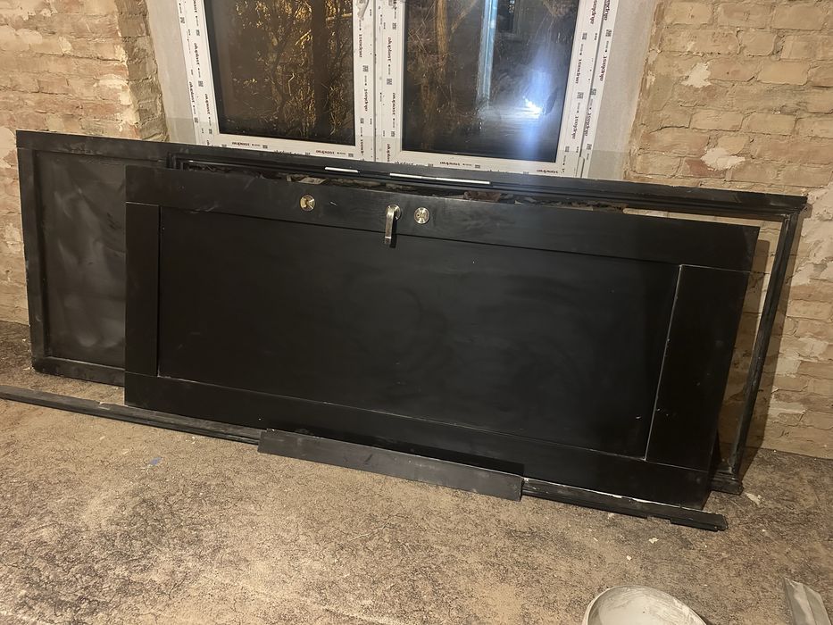 Drzwi wejściowe po demontażu z ościeżnicą