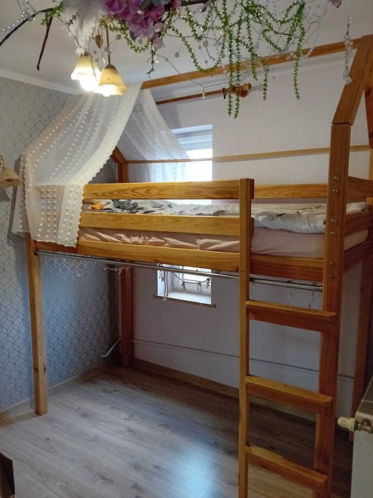 Łóżko drewniane, dziecięce na antresoli