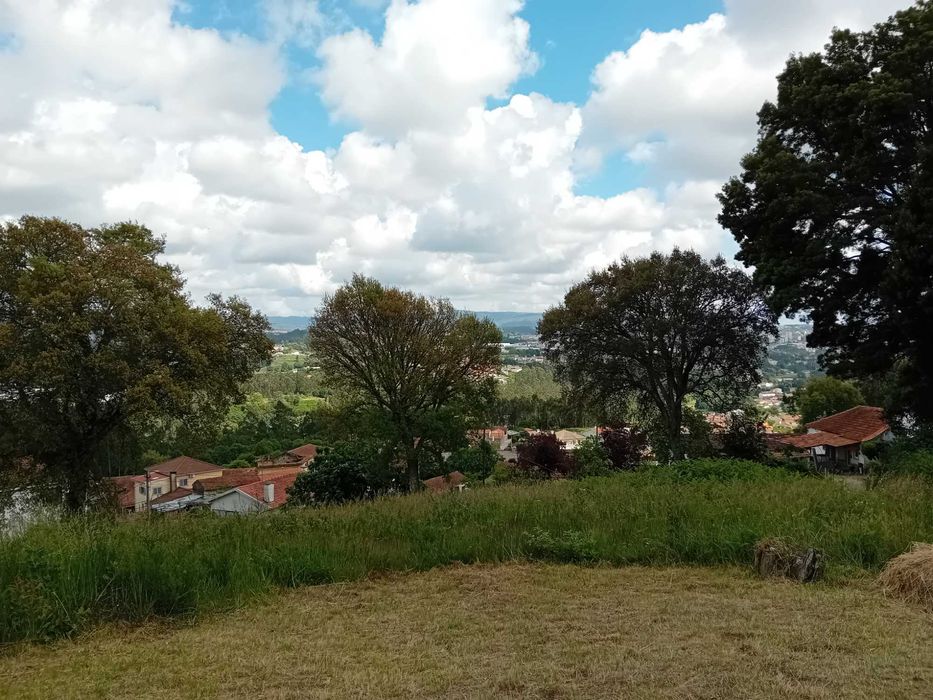 Terreno com vista panorâmica com 2 arruamentos,  nasceste e poente