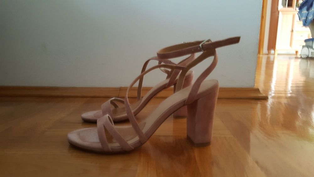 Sandały na słupku