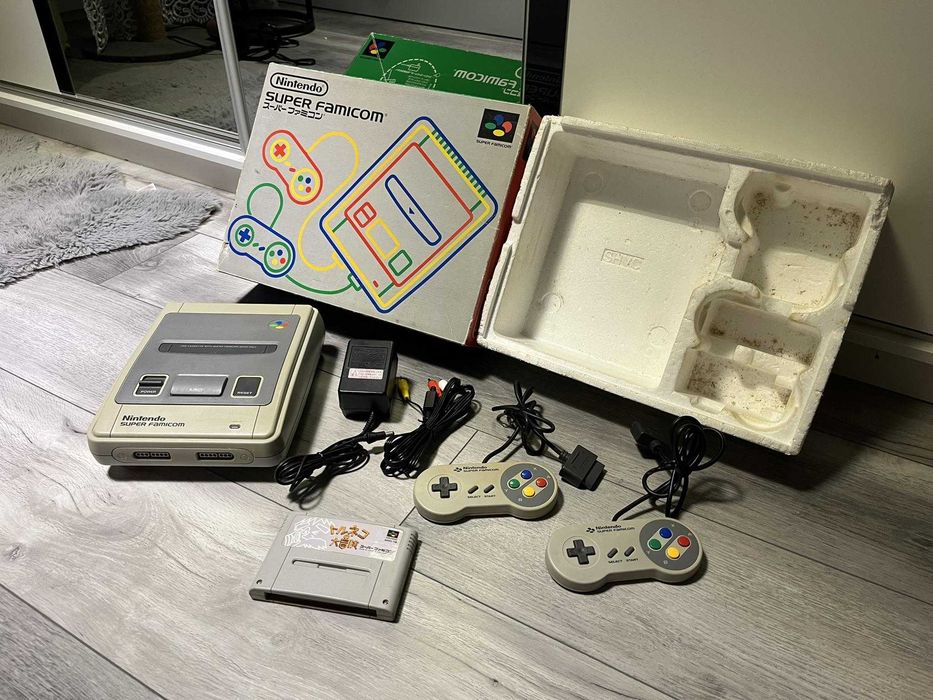 Nintendo Super Famicom (SNES) w pudełku