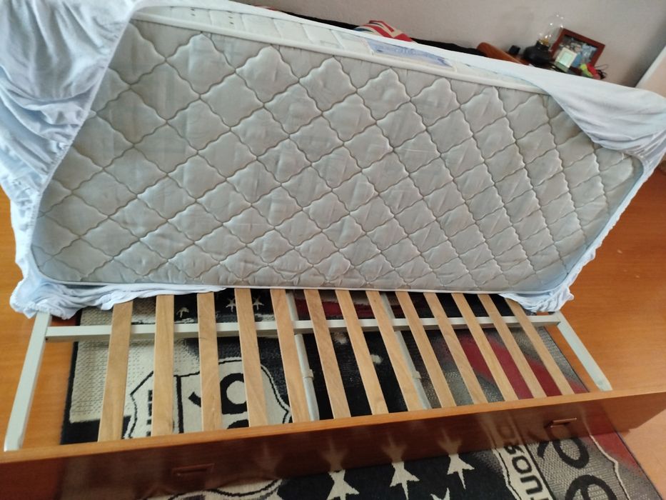 Cama dupla com mesa de cabeceira