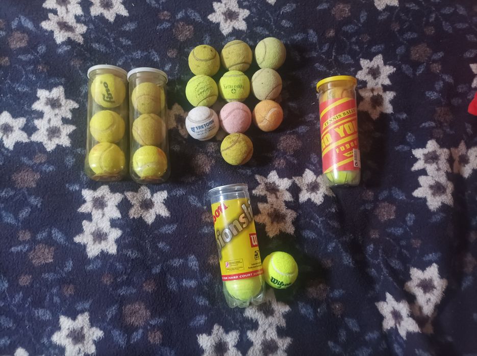 Conjunto de bolas de tênis de várias marcas