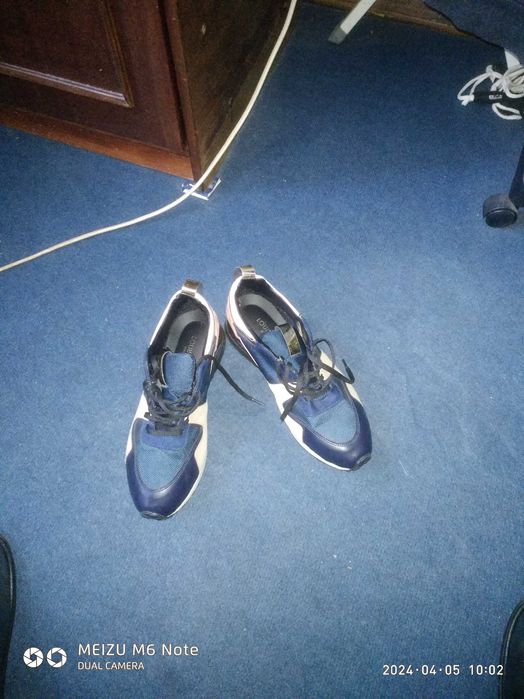 Продам женские кроссовки (разм. 39-40) новые