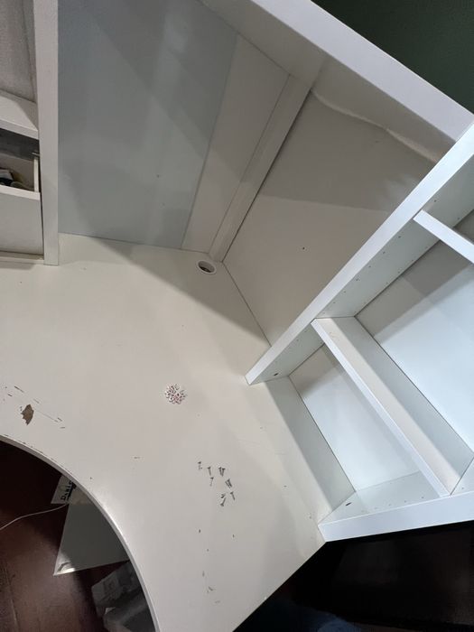 Secretaria de canto com cadeira