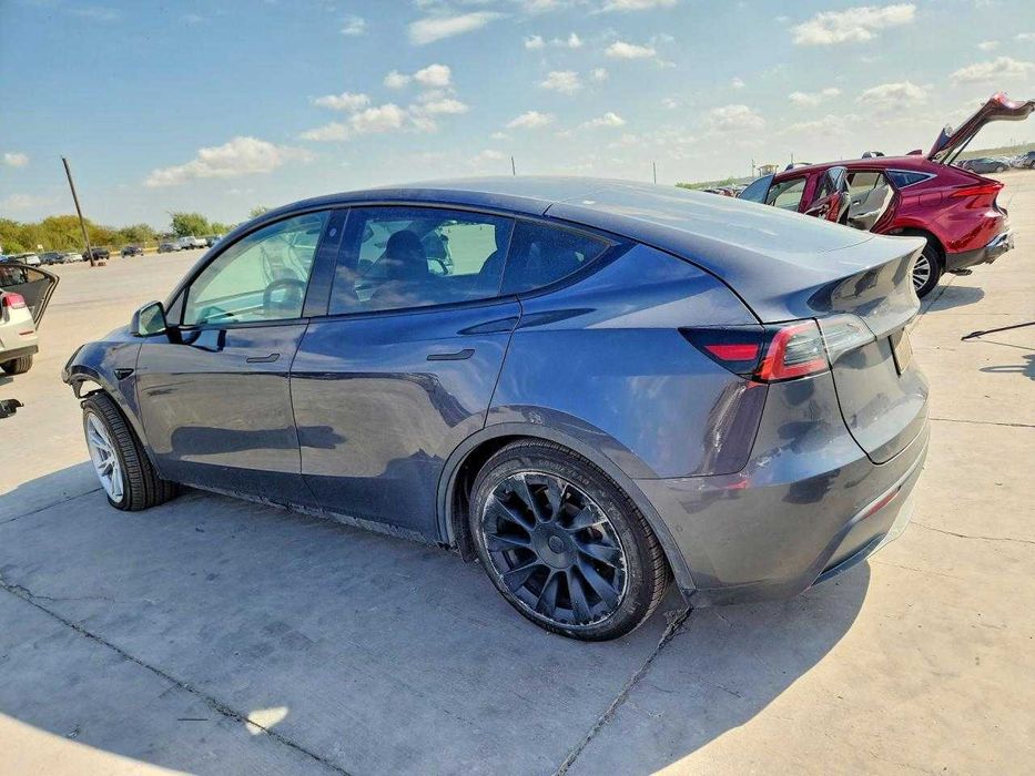 Tesla Model Y 2021;