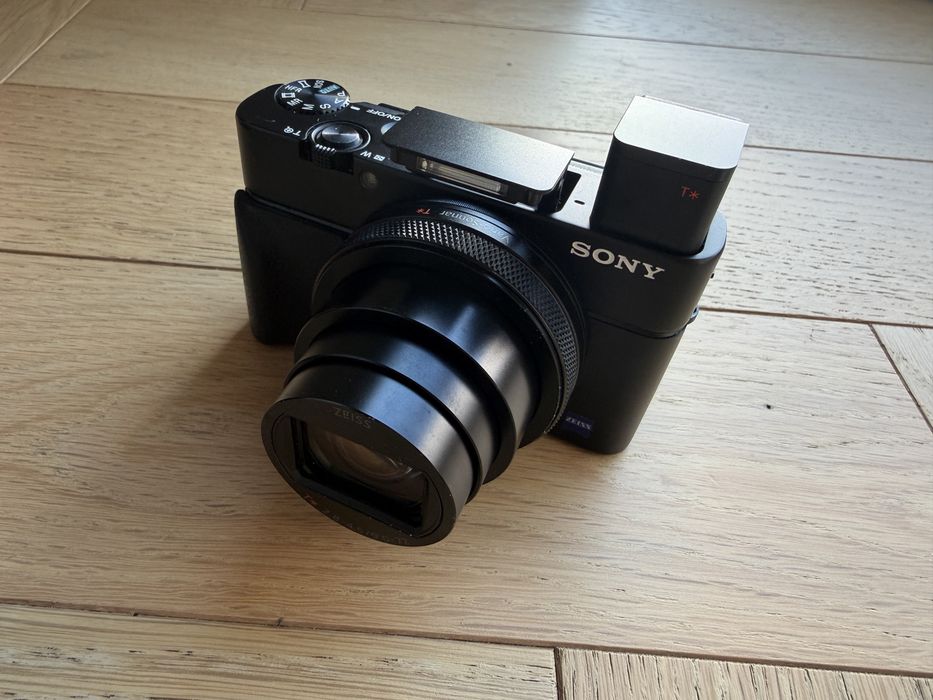 Sony RX100 VI + etui + 2 baterie + ładowarka + grip — stan idealny