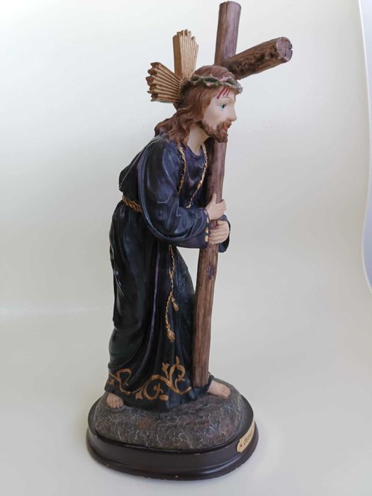 Imagem de Jesus Cristo transportando a cruz