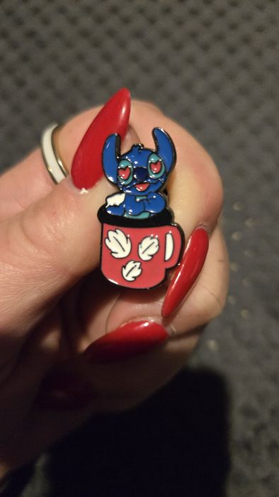 Przypinka Stitch w kubku.