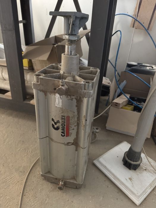 Пневматичний циліндр