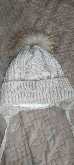 Шапка з натуральним помпоном.Зимова на  3-4 роки.