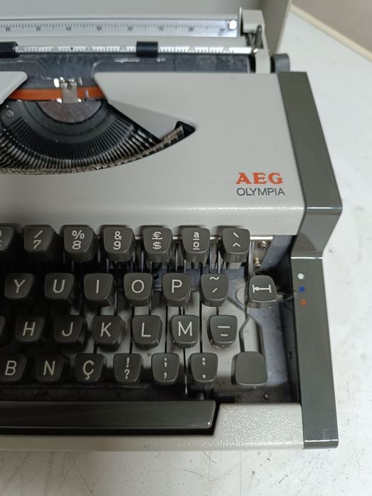 Máquina de escrever AEG