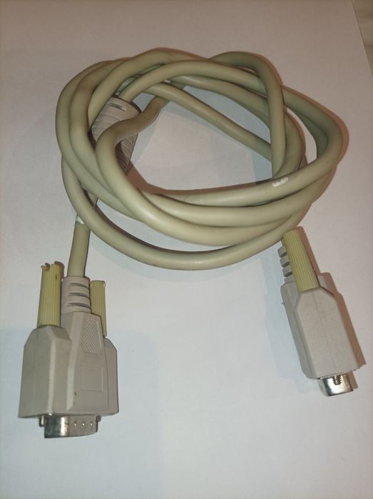 Przewód VGA do podłączenia monitora.