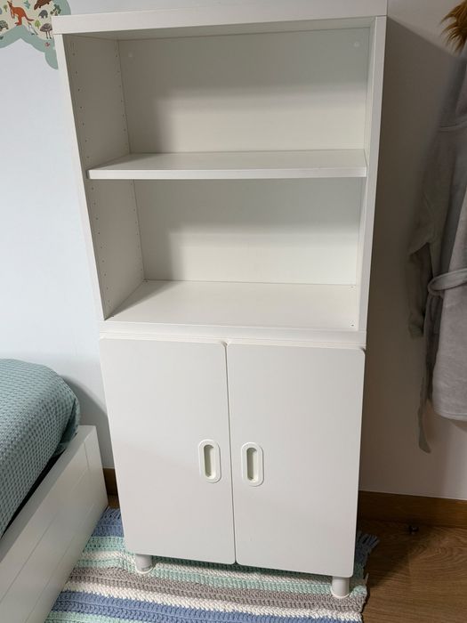 Estante branca para quarto de criança