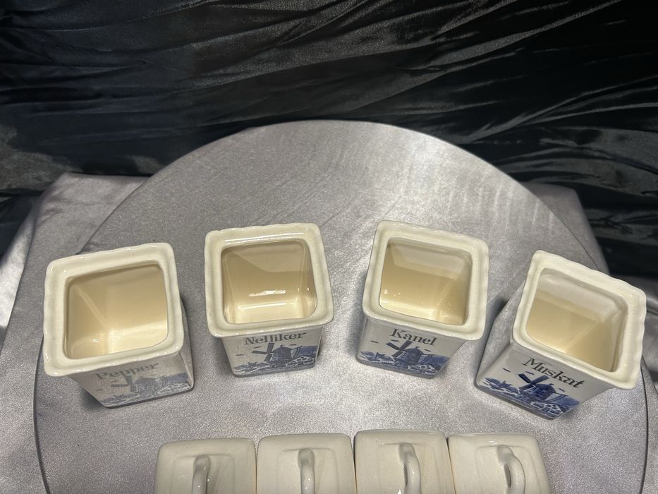 Zestaw czterech ceramicznych pojemników na przyprawy  styl holenderski