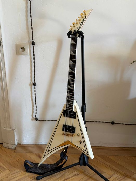 Jackson Pro Series Rhoads RRT-3 White (Ivory with Black Pinstripes) Ibanez ESP