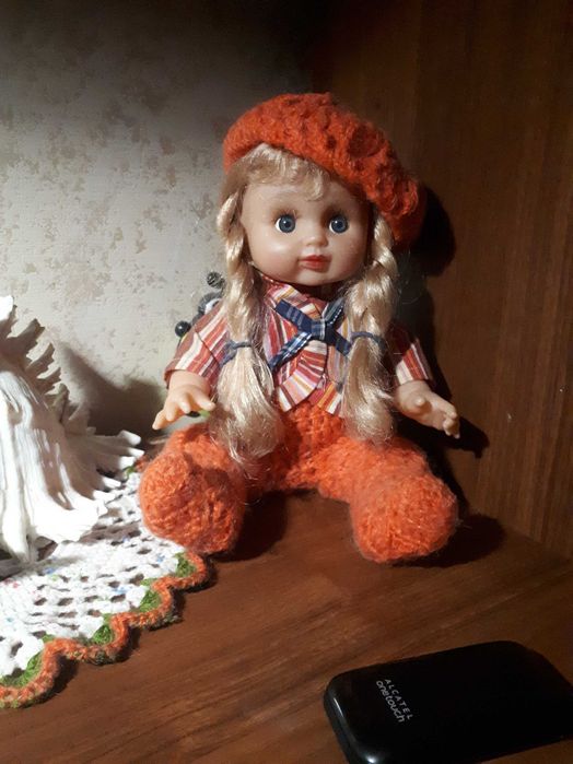 Кукла, разговаривает на Украинском.