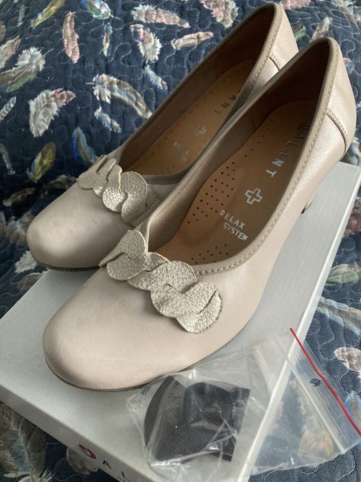 Buty  połbuty r 40 beż