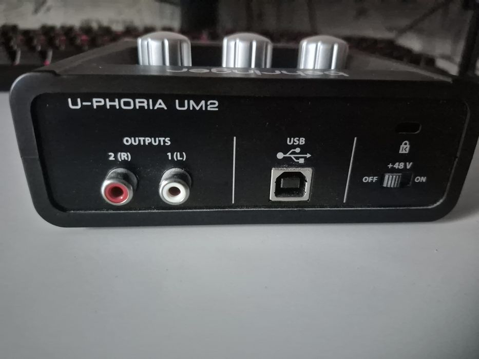 Аудіоінтерфейс Behringer U-Phoria UM2