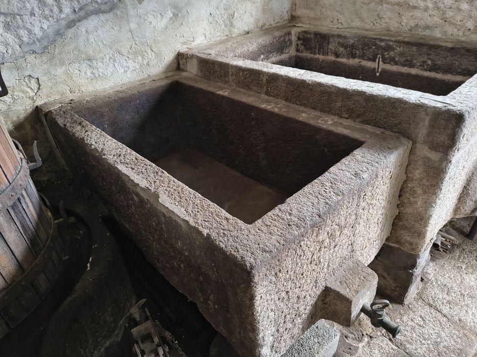 Lagar Monolítico Centenário em Granito –Peça Única com Bica e Torneira