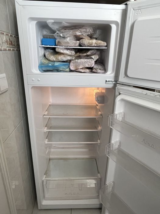 Frigorífico Kunft em ótimo estado – branco, funcional e silencioso