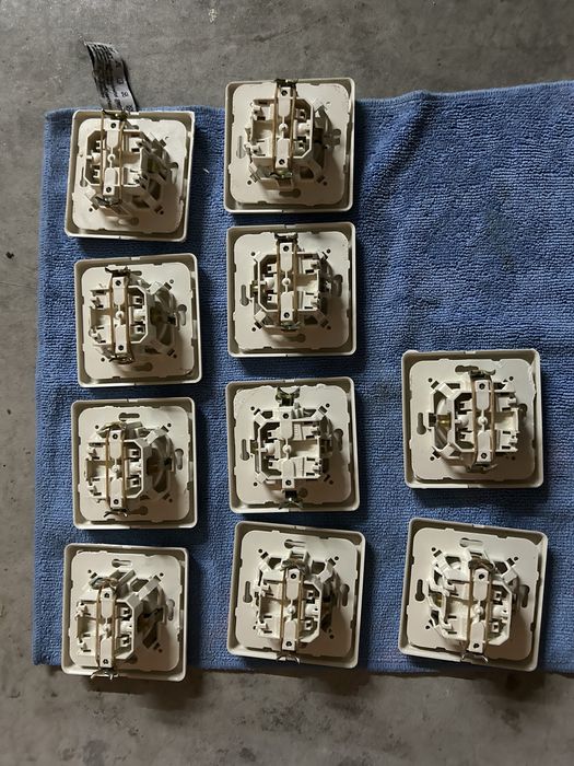 Tomadas, interruptores, comando dos estores...