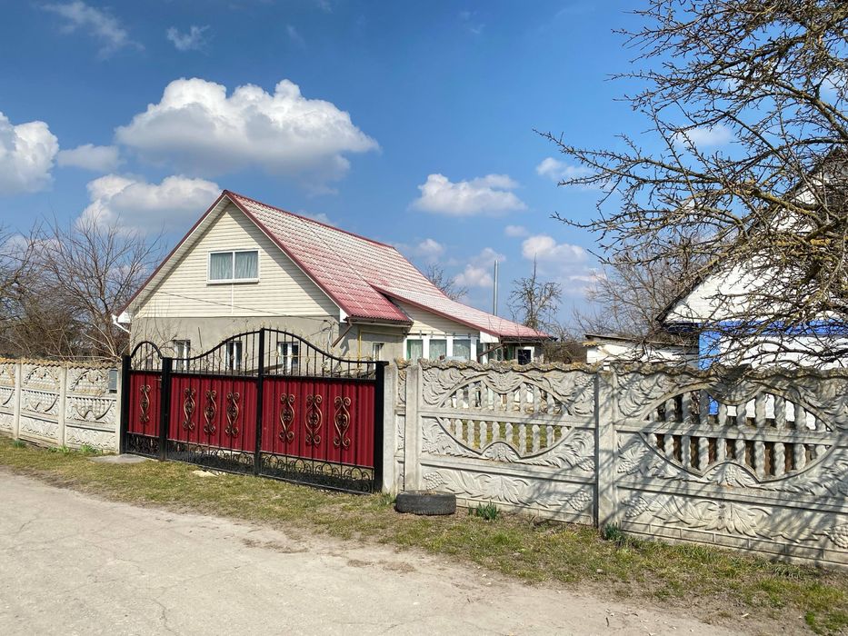 Продам гарний будинок,центр села