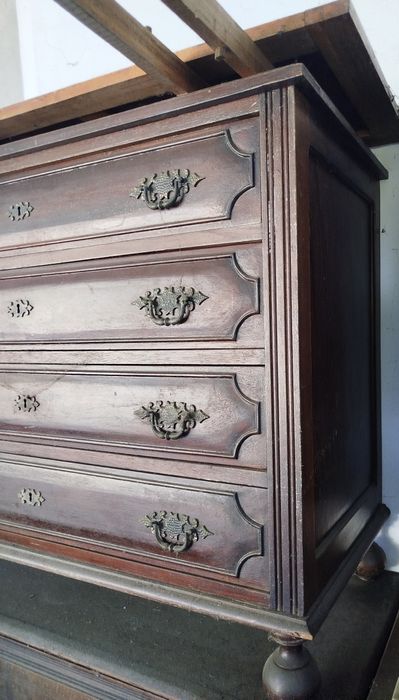 Cómoda antiga em madeira