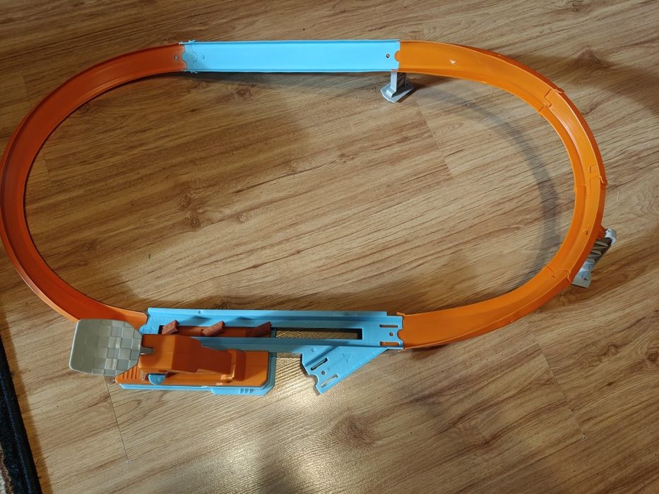 Tory i samochody Hot Wheels.