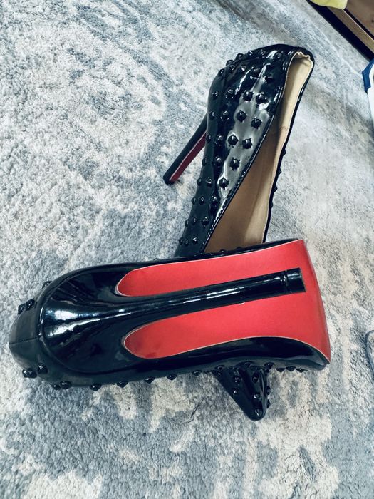 Czarne kolce szpilki czerwona podeszwa