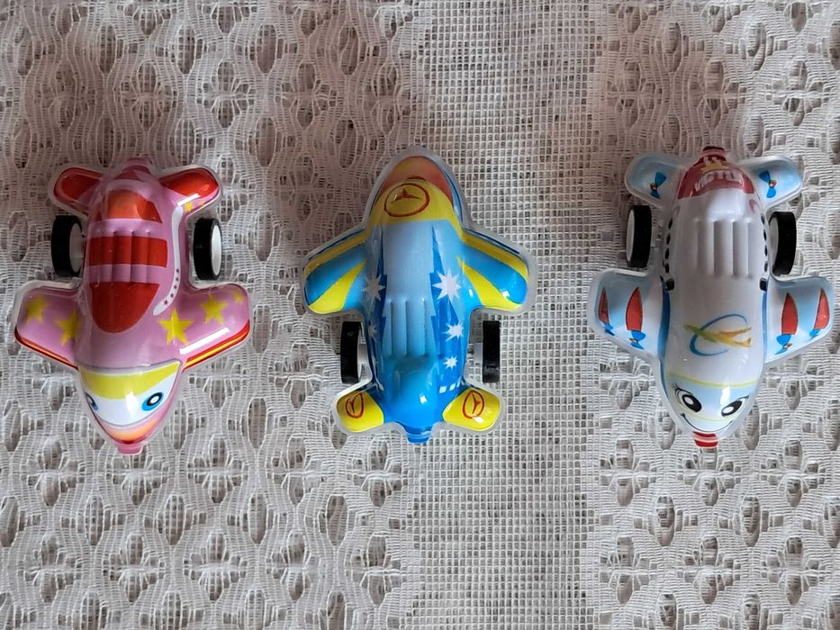 Samochodziki małe ale bardzo szybkie . Nowy komplet 3 szt.