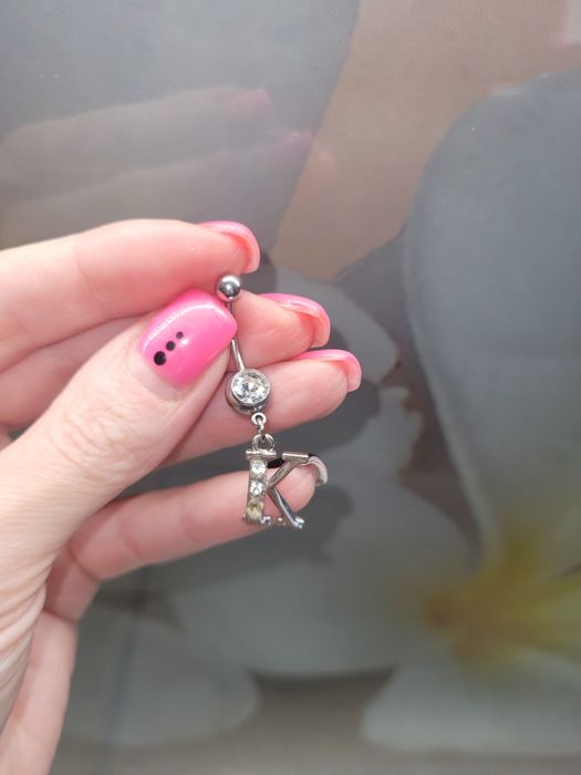 Пірсінг сережка в пупок з камінцями біжутерія з буквою "К" іменна дефе