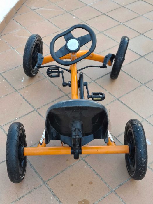 Vende-se kart para criança em bom estado de conservação.