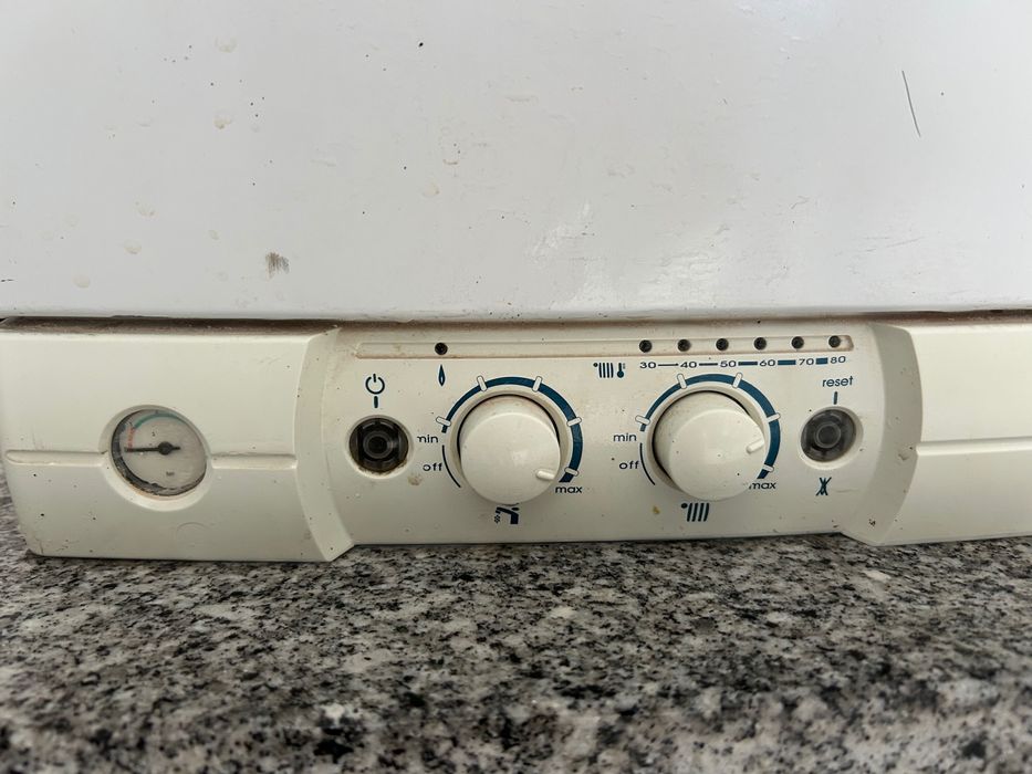 Caldeira de gás natural, aquecimento central e águas sanitárias.