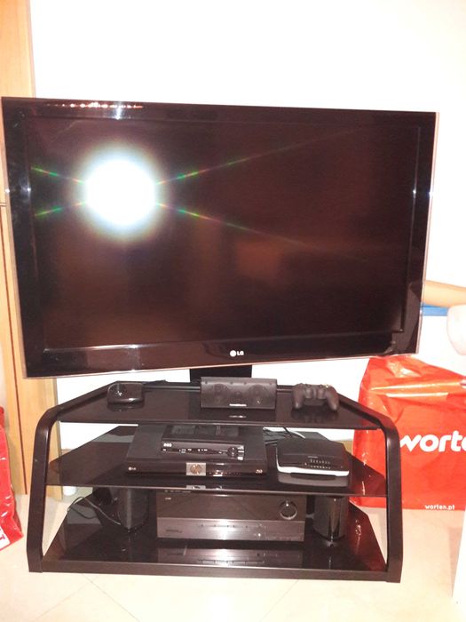 Armário TV em vidro temperado com coluna para fios