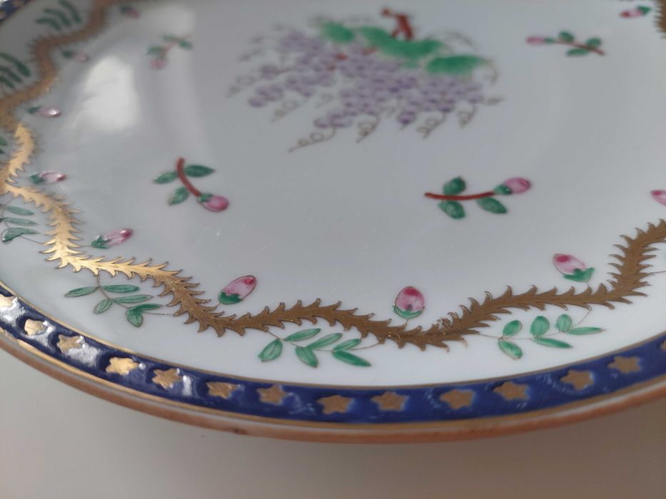 Conjunto de 2 pratos decorativos em porcelana (motivo uvas)