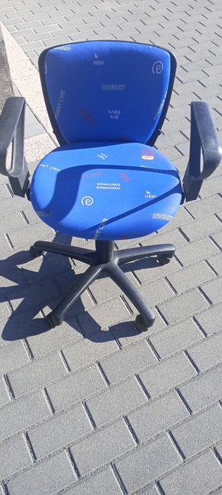 Krzesło biurowe obrotowe na kółkach