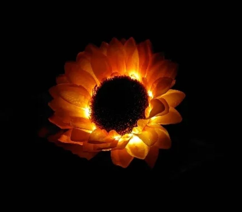 Садовий газонний декор світильник соняшник на сонячній батареї.