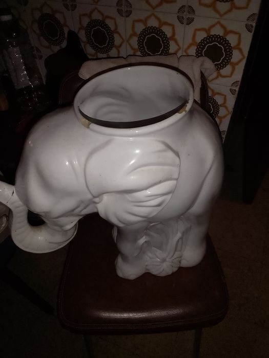 Vaso//Elefante em Louça branca