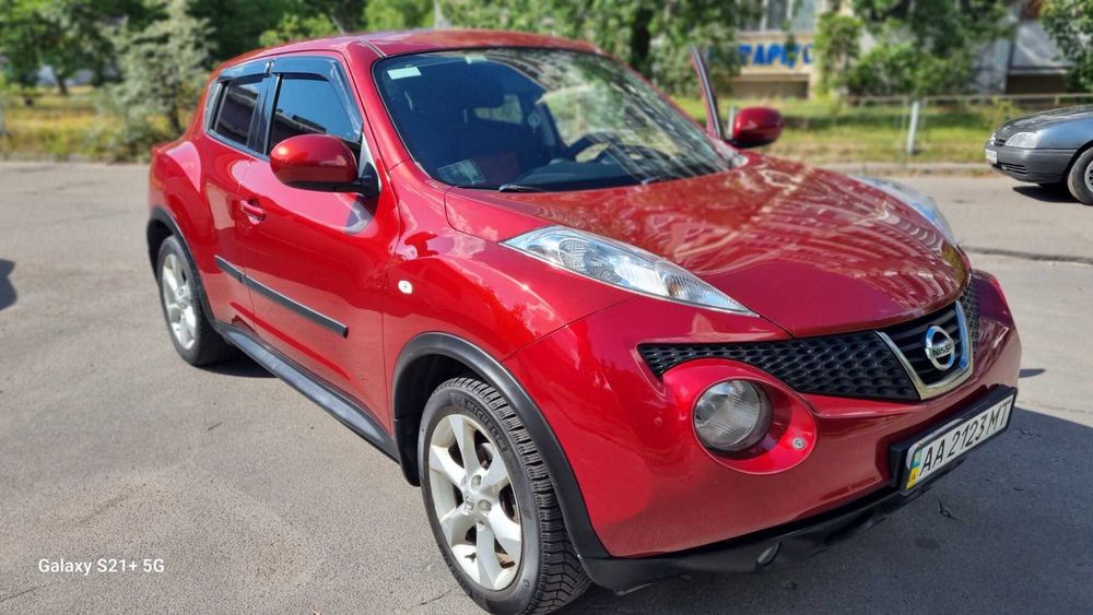 Продам автомобиль Nissan Juke 2012 года красного цвета